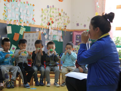 雾霾高发 北京多家国际幼儿园为学生免费配备防霾鼻罩