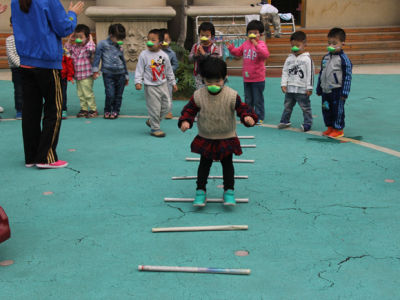 雾霾高发 北京多家国际幼儿园为学生免费配备防霾鼻罩