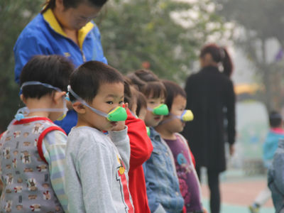 雾霾高发 北京多家国际幼儿园为学生免费配备防霾鼻罩