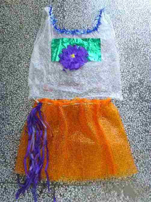 幼儿环保时装秀图片:六一儿童节环保公主裙制作方法