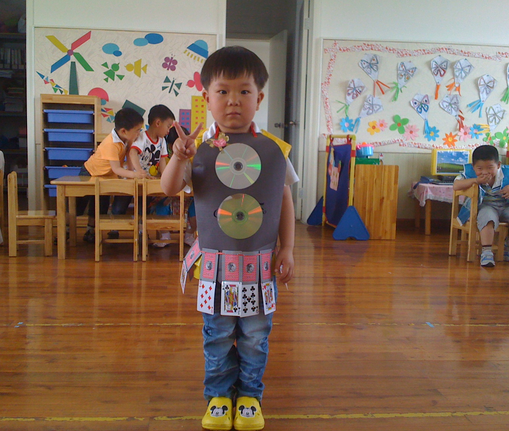 幼儿环保时装秀图片:幼儿园环保小衣服怎么做