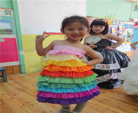 幼儿园环保时装秀图片:幼儿园时装SHOW