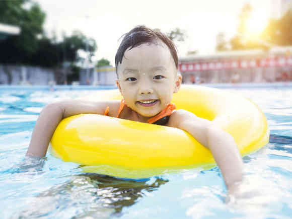 夏天到 带BB去泳池玩水拍写真