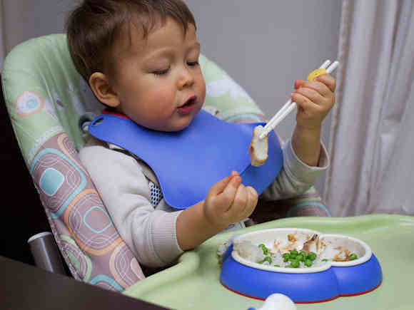 从喂饭到自己吃饭，宝宝自主进食大揭秘！