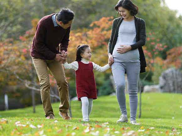 许多孕妈妈一怀孕，就成为全家的重点保护对象，活动量