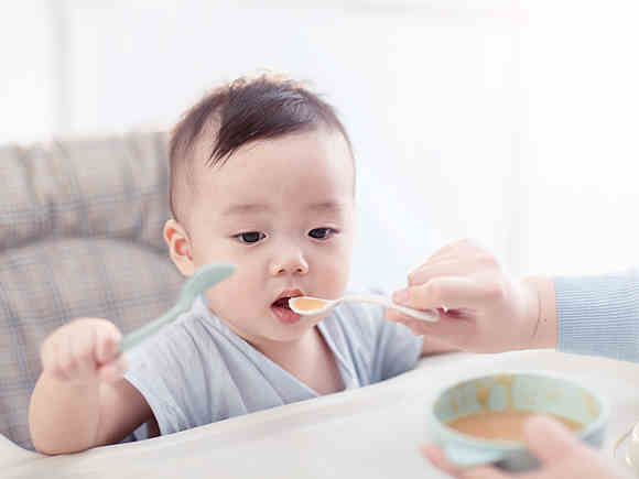 宝宝多大能吃大人饭？别喂早了