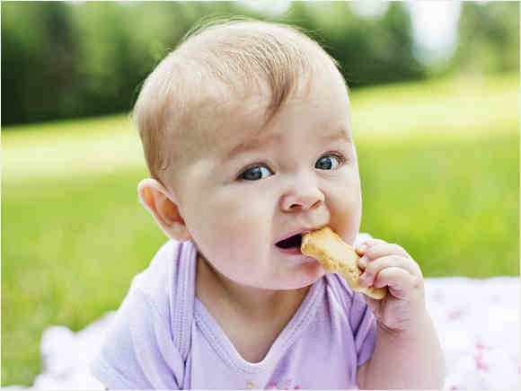 宝宝吃零食坏处多?关键要吃对