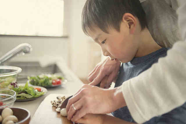 2岁孩子嫌太贵阻止爸爸买包：家有“心疼钱”的孩子，