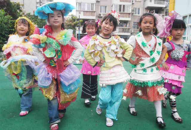 幼儿环保时装秀图片:塑料袋服装图片