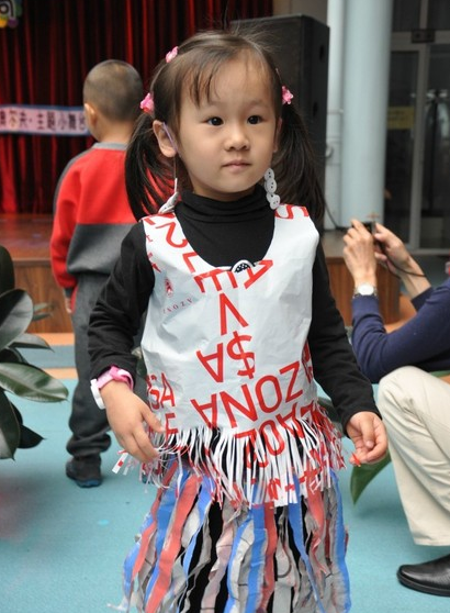 幼儿环保时装秀图片:幼儿园环保服装秀