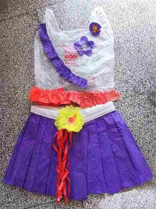 幼儿环保时装秀图片:六一儿童节环保公主裙制作方法
